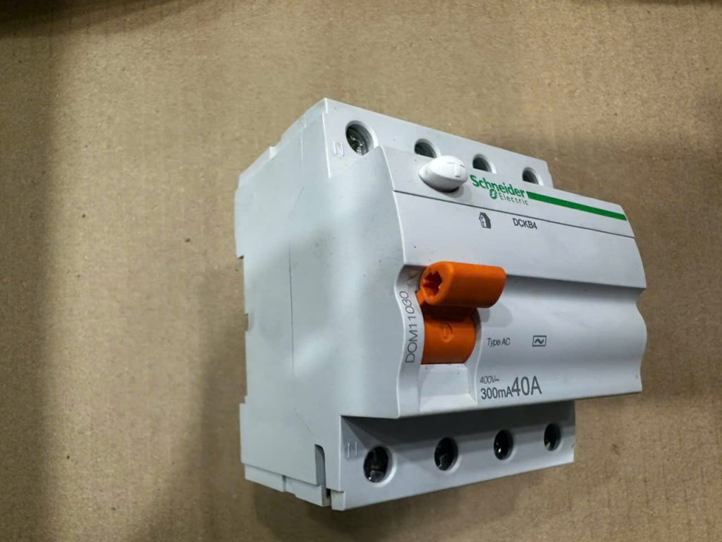 Dom 11030 4p 40a 300ma
